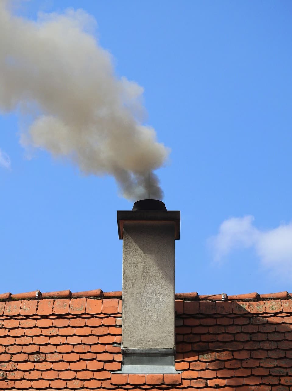 Spaľovanie uhlie a mokrého dreva spôsobuje smradľavý nebezpečný dym